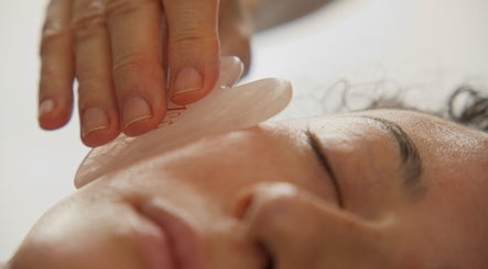Massage Gua Sha au Nat & Sens à Maisons-laffitte, Île-de-france, FR pour un soin détente du visage.