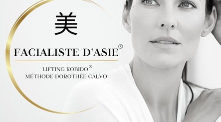 Portrait d'une femme mettant en valeur la méthode Facialis te d'Asie chez Nat & Sens, Maisons-Laffitte, Île-de-France, FR.