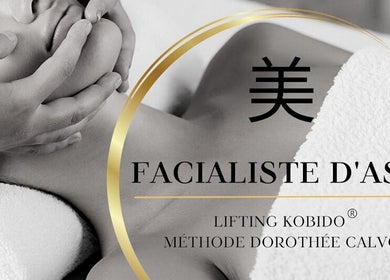 Massage facial relaxant chez Nat & Sens, Maisons-laffitte, Île-de-france, FR. Techniques Kobido appliquées.