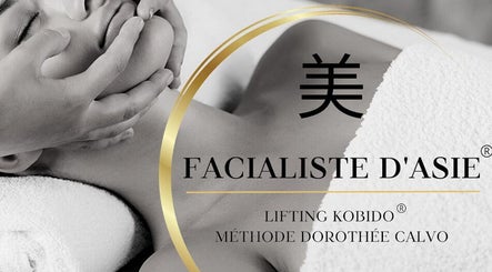 Massage facial relaxant chez Nat & Sens, Maisons-laffitte, Île-de-france, FR. Techniques Kobido appliquées.