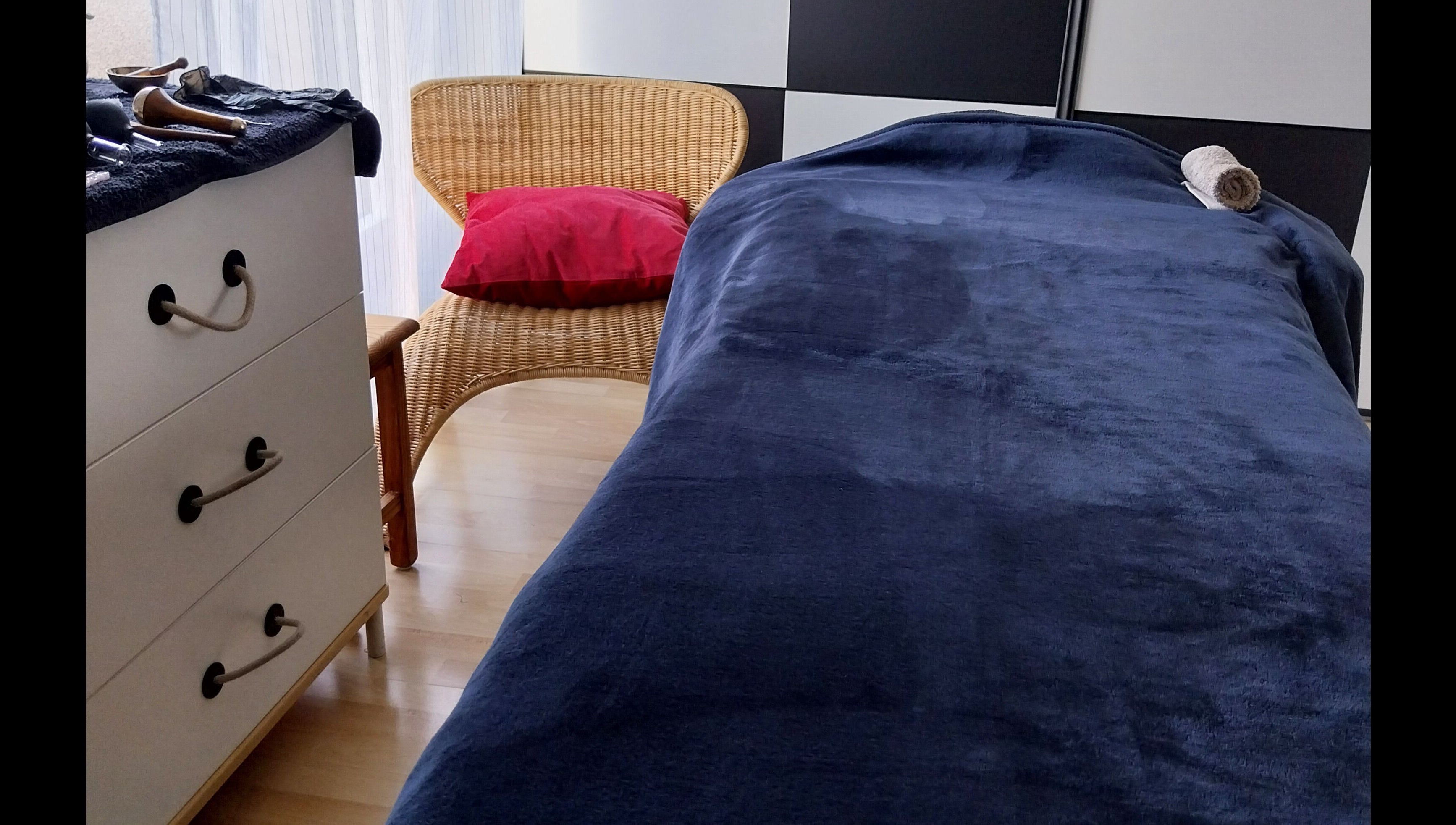 Salle de soin chez Nat & Sens, Maisons-laffitte, Île-de-france, FR, avec lit de massage bleu et chaise tressée.