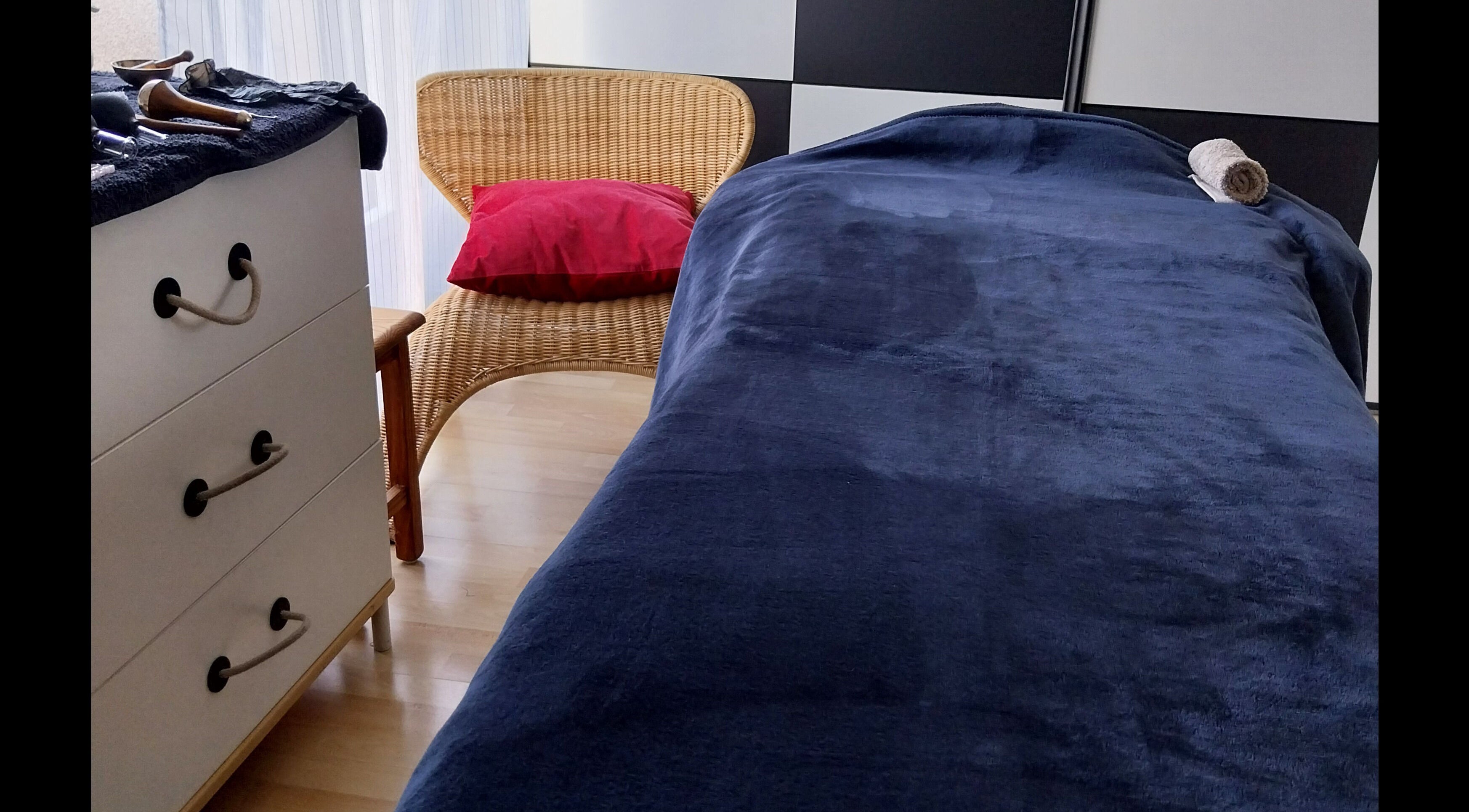 Salle de soin chez Nat & Sens, Maisons-laffitte, Île-de-france, FR, avec lit de massage bleu et chaise tressée.