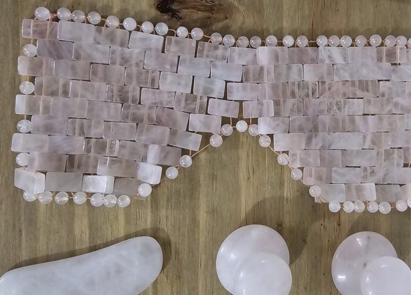 Outil beauté en quartz rose chez Nat & Sens, Maisons-laffitte, Île-de-France, FR, pour soins visage.