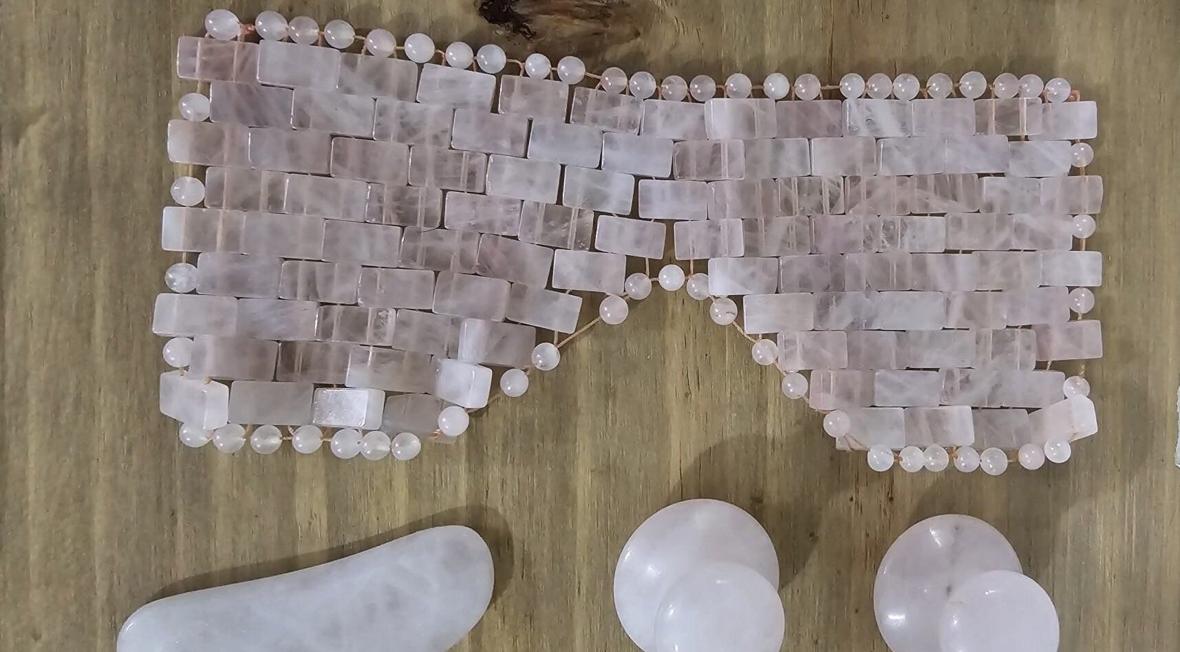 Outil beauté en quartz rose chez Nat & Sens, Maisons-laffitte, Île-de-France, FR, pour soins visage.