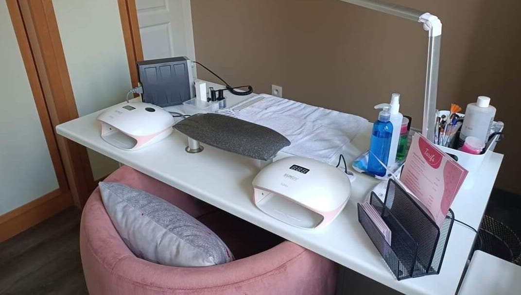 Table de manucure moderne à LauraPassion'Nails, Beynes, Île-de-France, FR, équipée pour des soins de qualité.