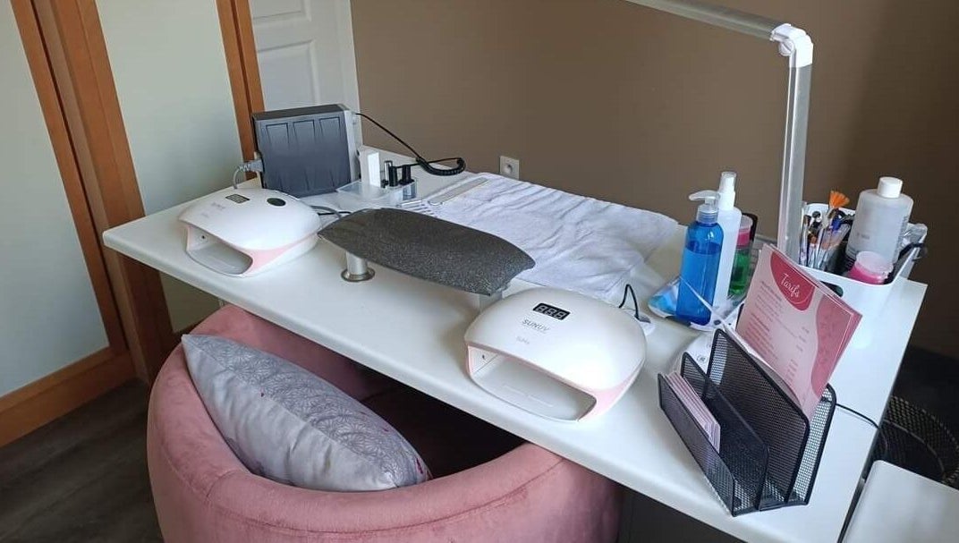 Table de manucure moderne à LauraPassion'Nails, Beynes, Île-de-France, FR, équipée pour des soins de qualité.