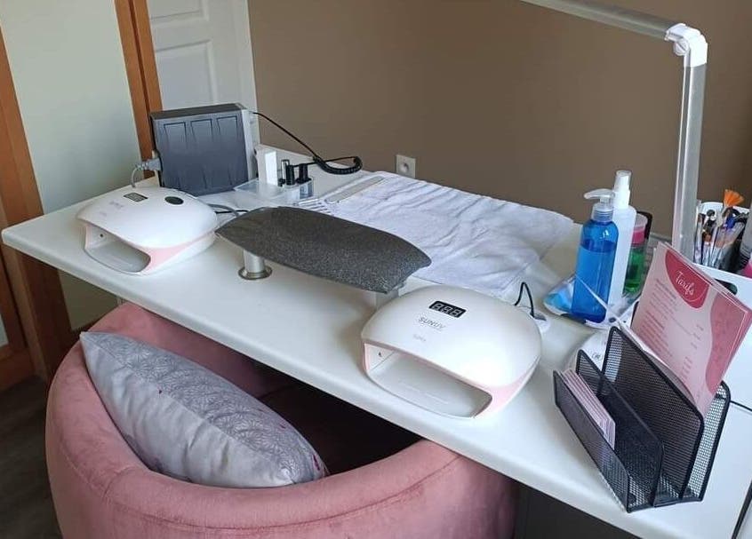 Table de manucure moderne à LauraPassion'Nails, Beynes, Île-de-France, FR, équipée pour des soins de qualité.