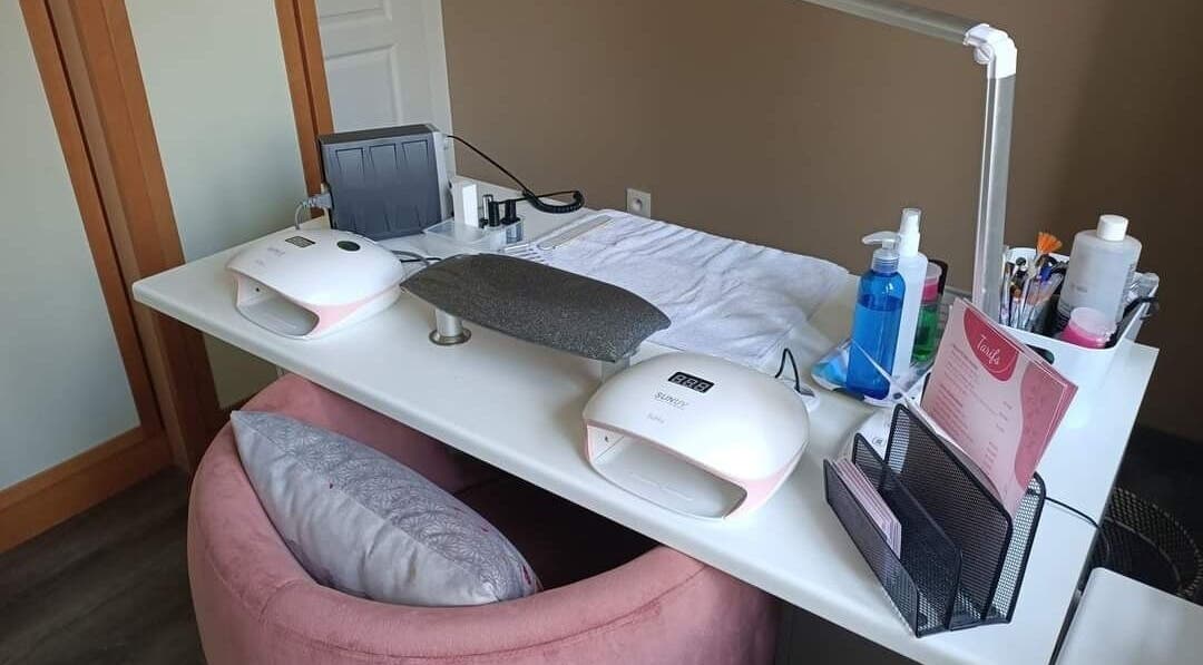 Table de manucure moderne à LauraPassion'Nails, Beynes, Île-de-France, FR, équipée pour des soins de qualité.