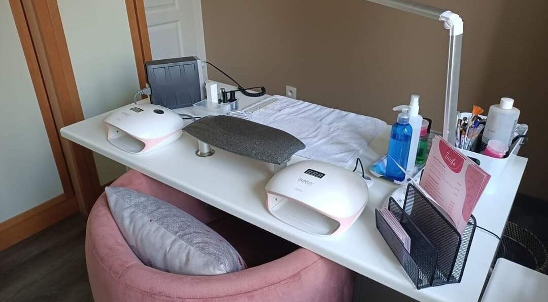 Table de manucure moderne à LauraPassion'Nails, Beynes, Île-de-France, FR, équipée pour des soins de qualité.