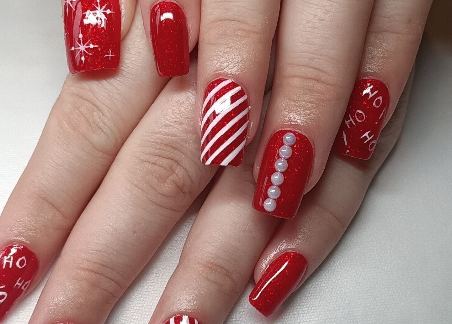 Nail art festif rouge chez LauraPassion'Nails, Beynes, Île-de-france, FR.