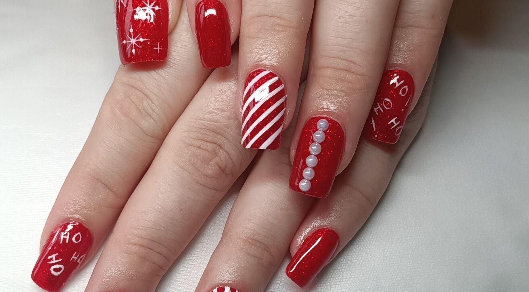 Nail art festif rouge chez LauraPassion'Nails, Beynes, Île-de-france, FR.