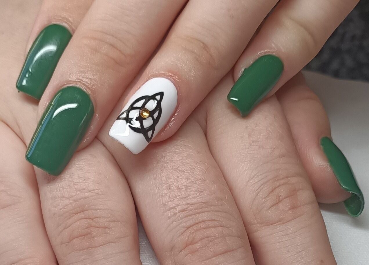 Nail art vert et blanc avec motif chez LauraPassion'Nails, Beynes, Île-de-France, FR.