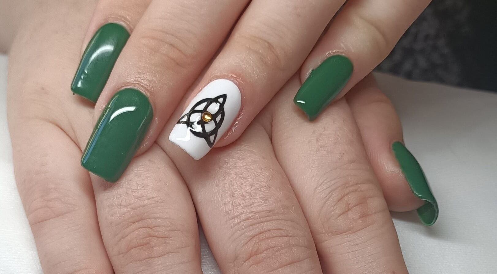 Nail art vert et blanc avec motif chez LauraPassion'Nails, Beynes, Île-de-France, FR.