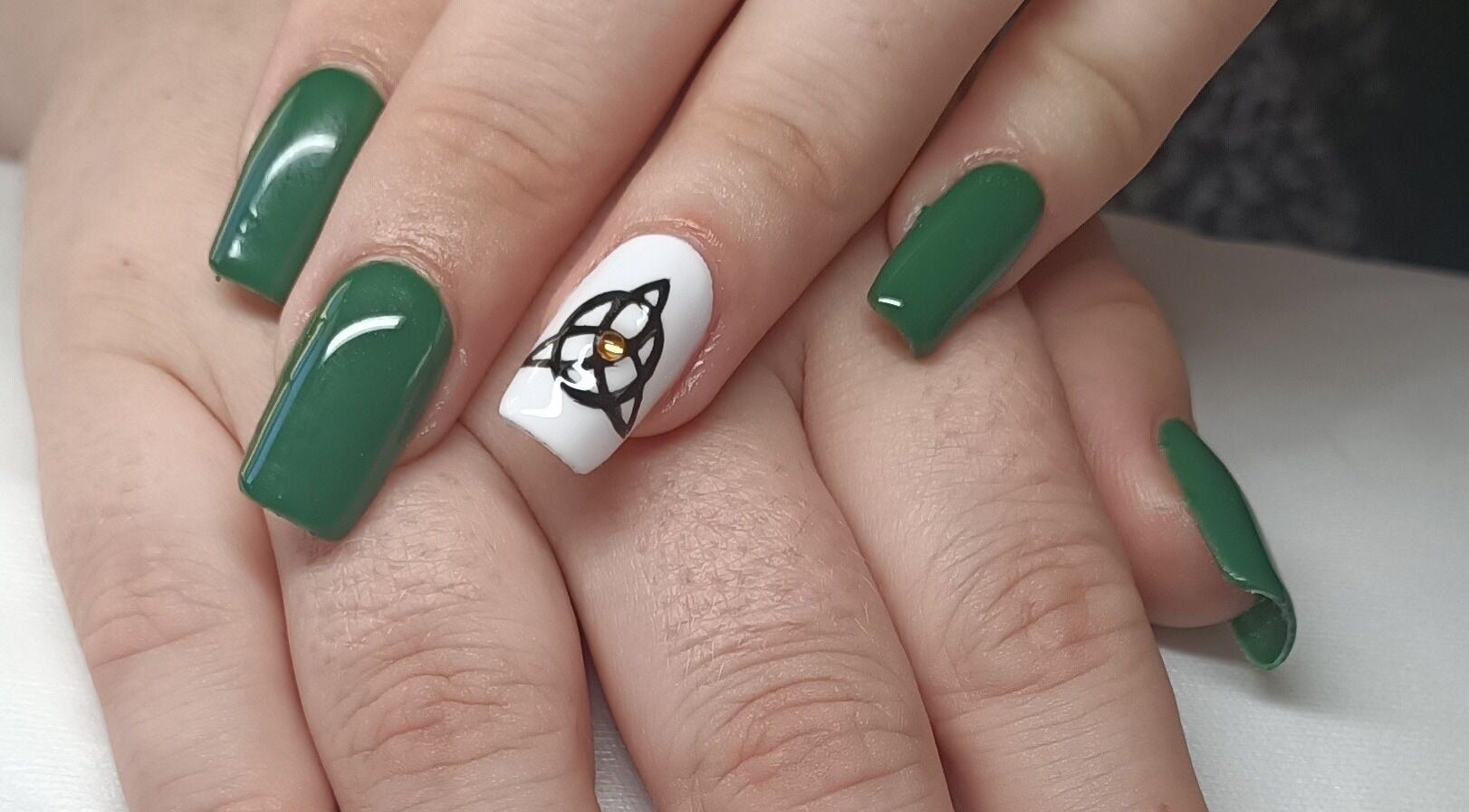 Nail art vert et blanc avec motif chez LauraPassion'Nails, Beynes, Île-de-France, FR.