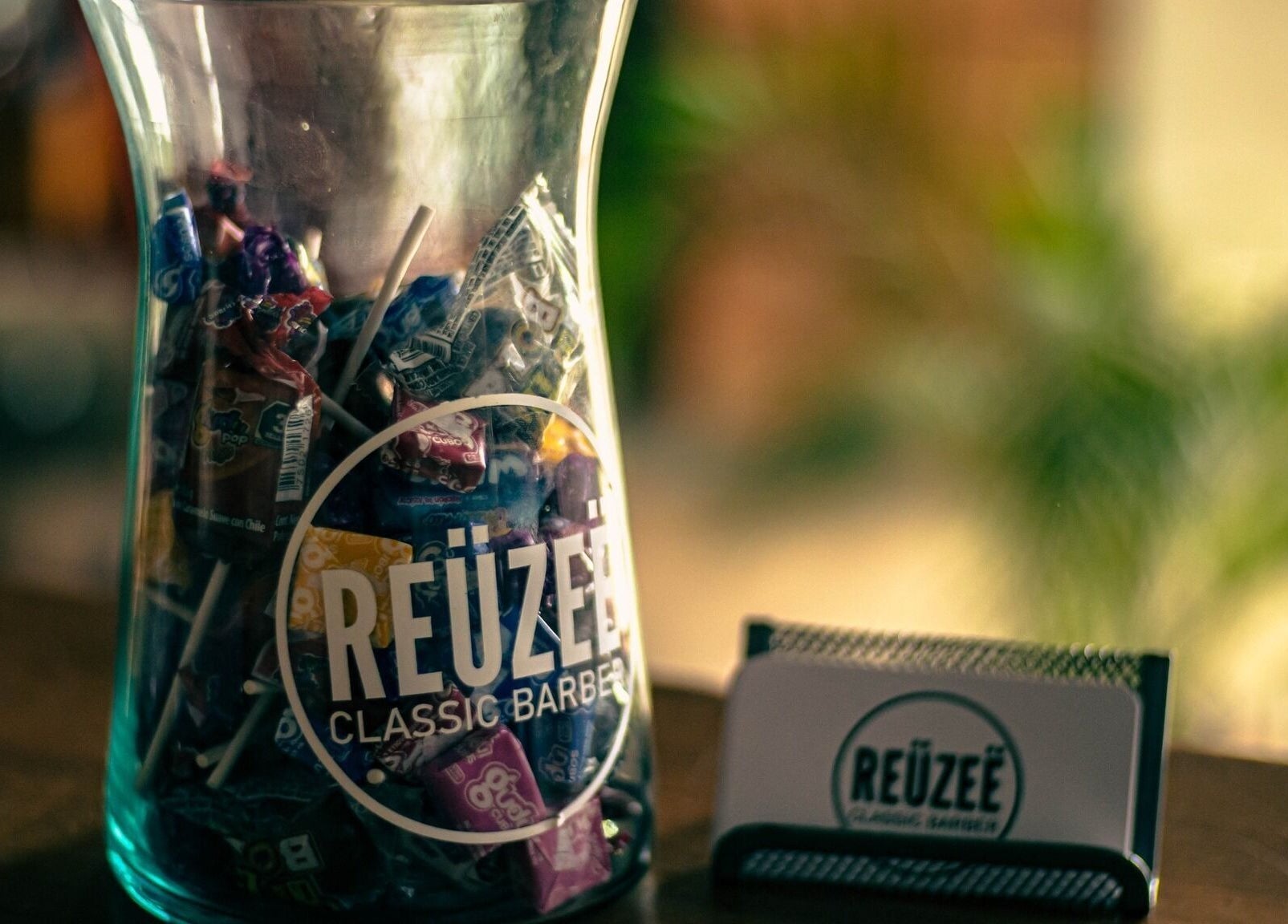 Caramelos en tarro de vidrio en Reüzeë Classic Barber, Mezcales, Nayarit, MX.