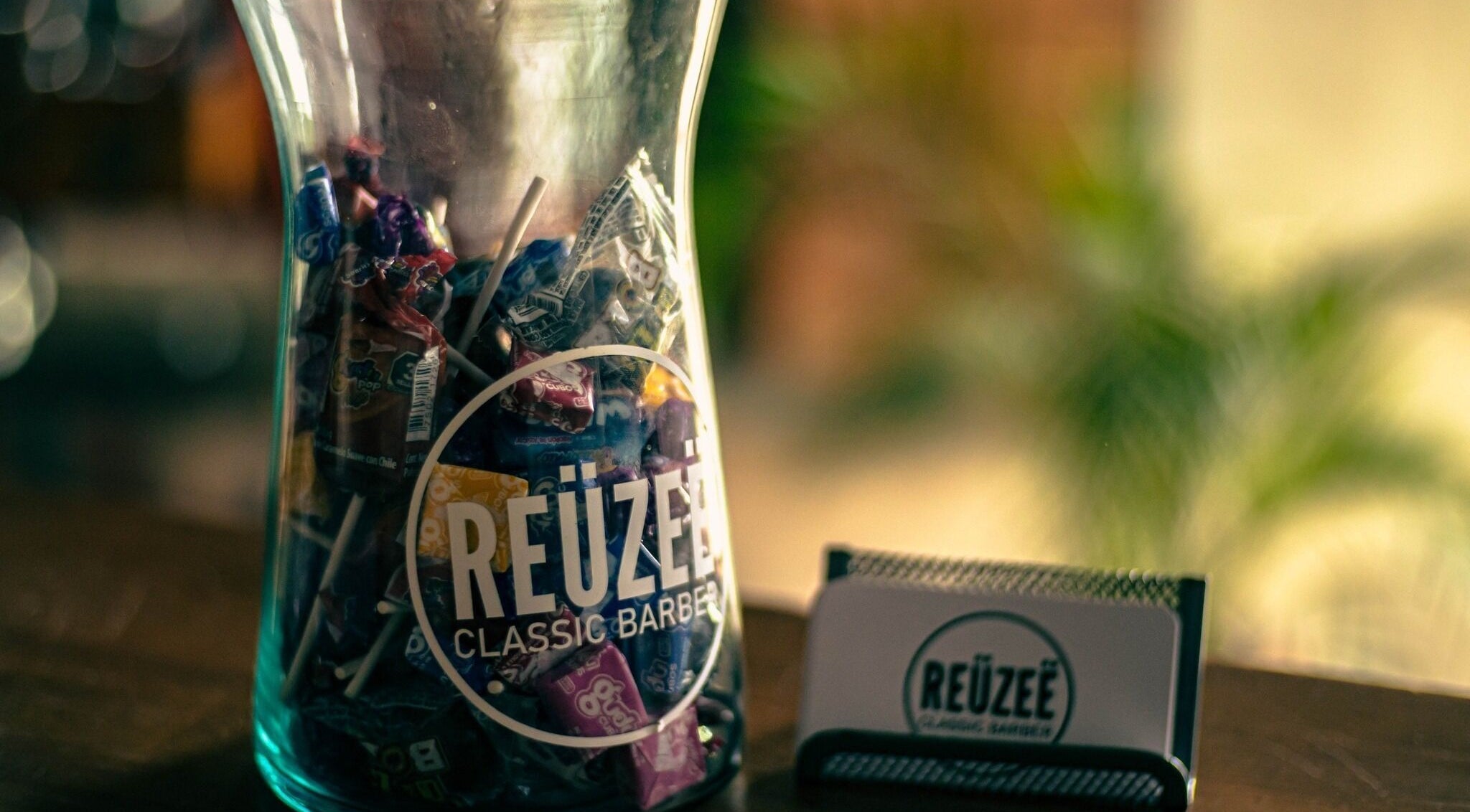Caramelos en tarro de vidrio en Reüzeë Classic Barber, Mezcales, Nayarit, MX.