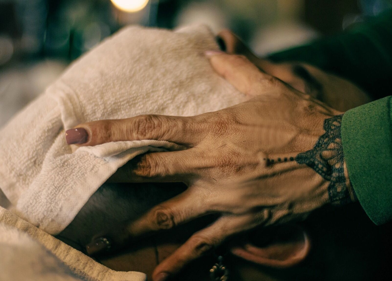 Servicio de toalla caliente en Reüzeë Classic Barber, Mezcales, Nayarit, MX.