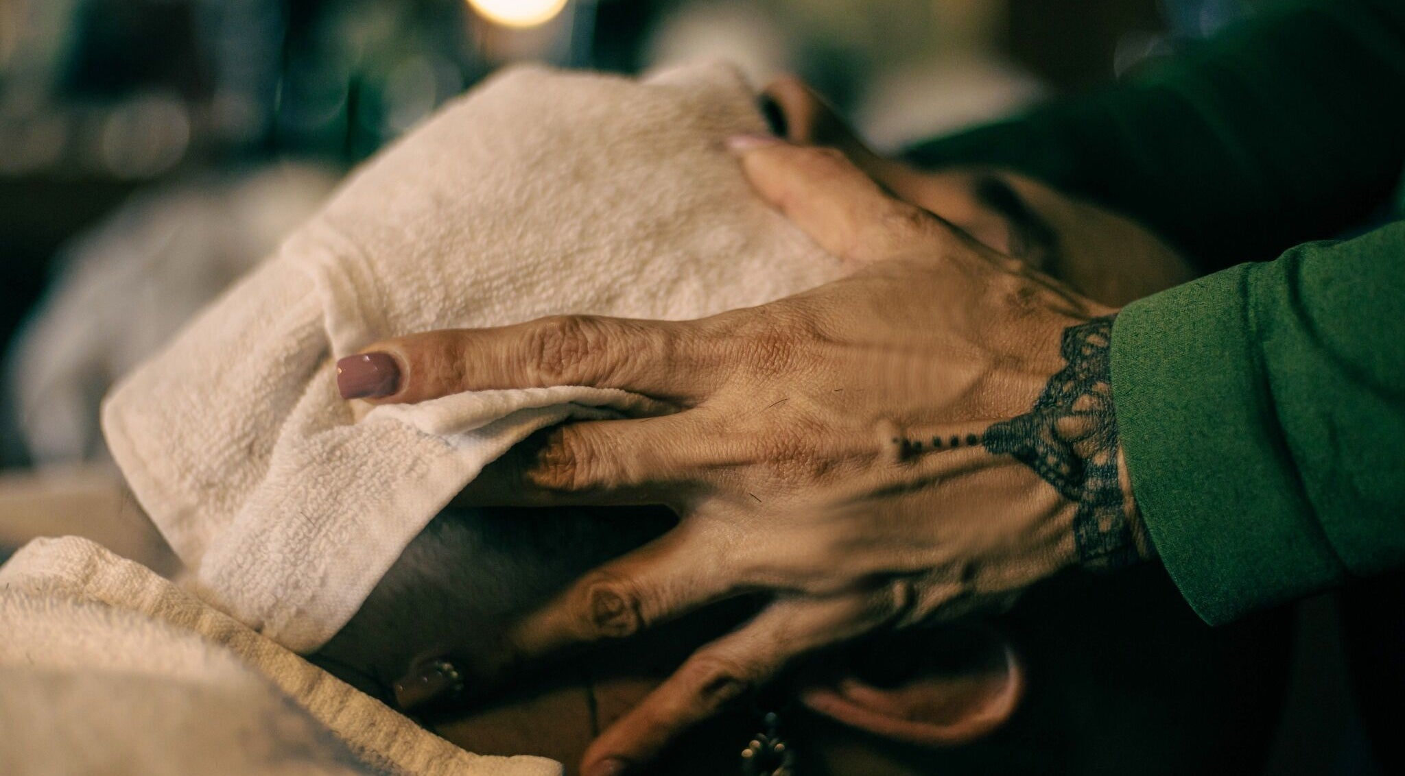 Servicio de toalla caliente en Reüzeë Classic Barber, Mezcales, Nayarit, MX.