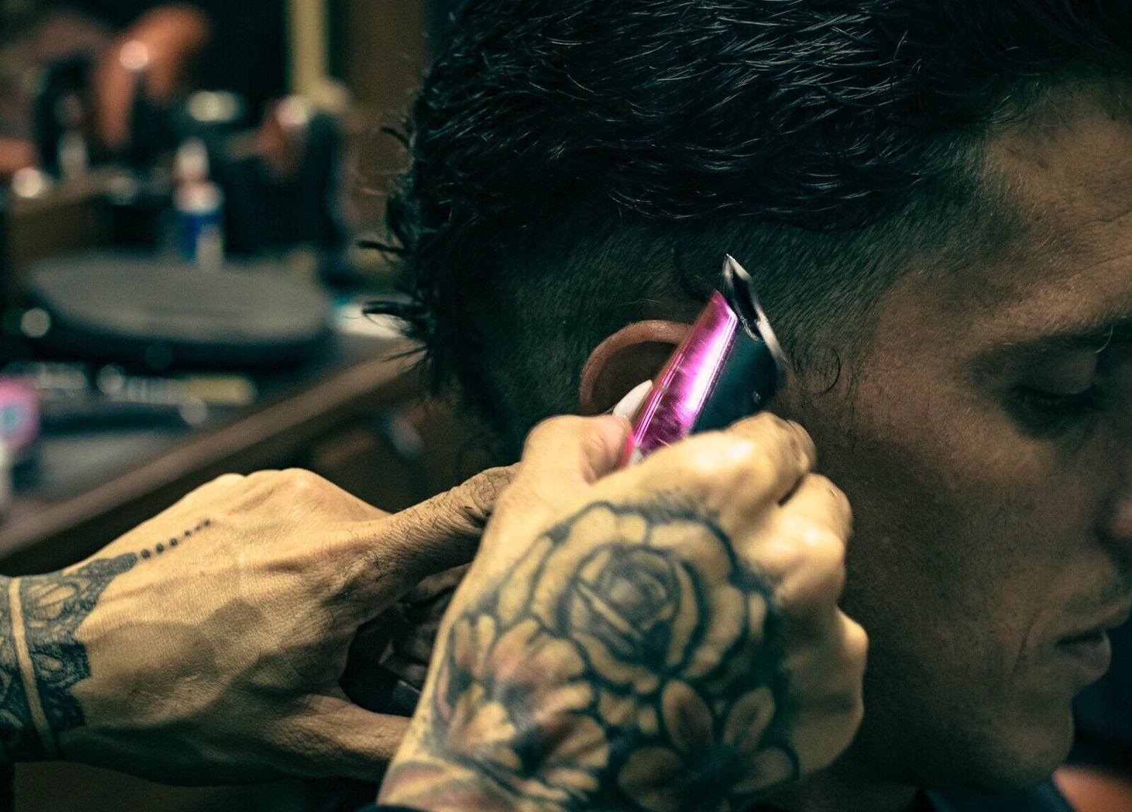 Corte de cabello en Reüzeë Classic Barber, Mezcales, Nayarit, MX, a cargo de un barbero experto.