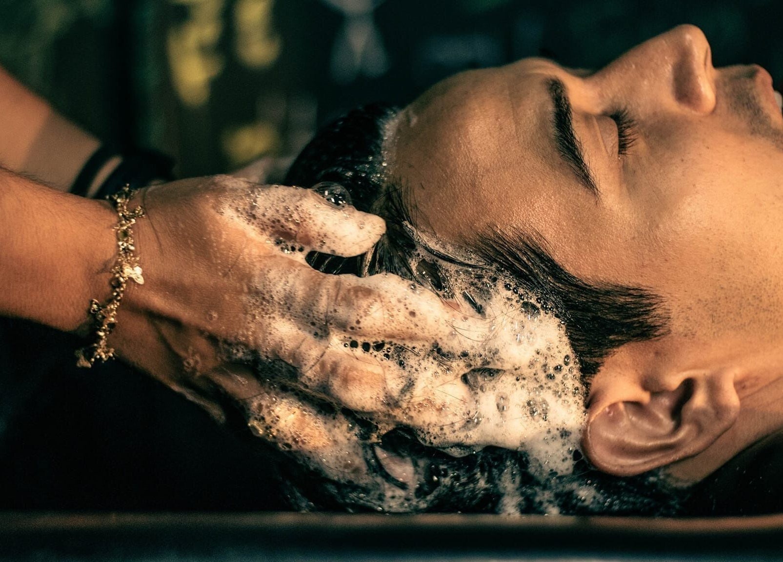 Masaje capilar relajante en Reüzeë Classic Barber, Mezcales, Nayarit, MX.
