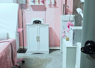 AnekLuxe Pinnacle of Beauty's serene treatment room in Montego Bay, St. James Parish, JM, with plush decor.