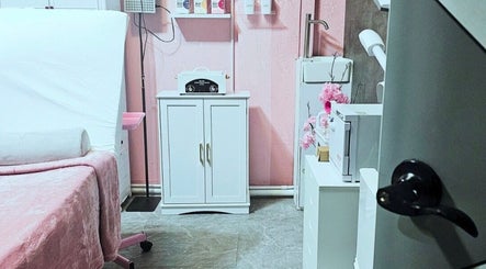 AnekLuxe Pinnacle of Beauty's serene treatment room in Montego Bay, St. James Parish, JM, with plush decor.