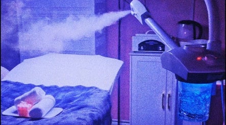 Luxurious spa room at AnekLuxe Pinnacle of Beauty, Montego Bay, St. James Parish, JM with steam machine and bed.