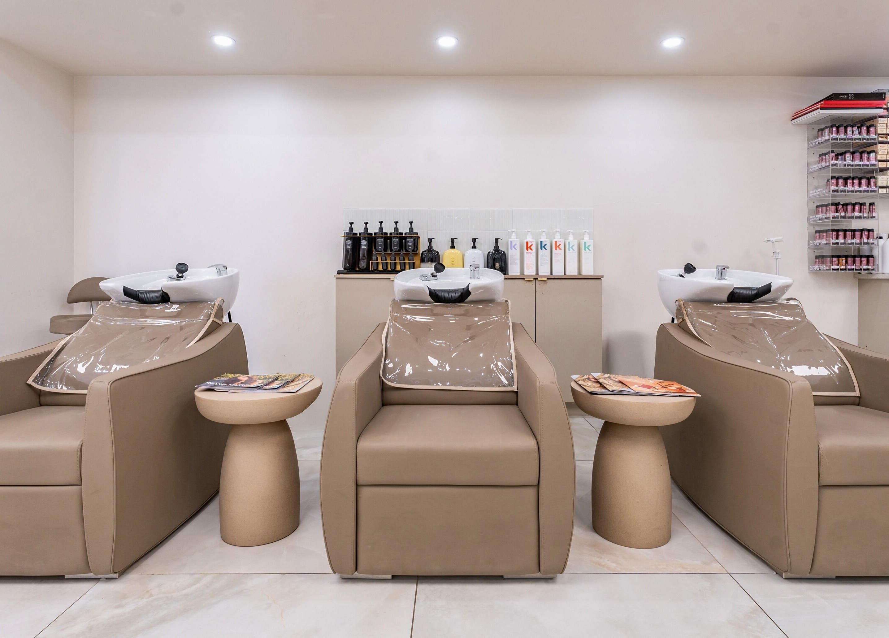 Luxurious salon wash stations at Haute Beauté, Laval, Québec, CA, reflecting elegance and comfort.