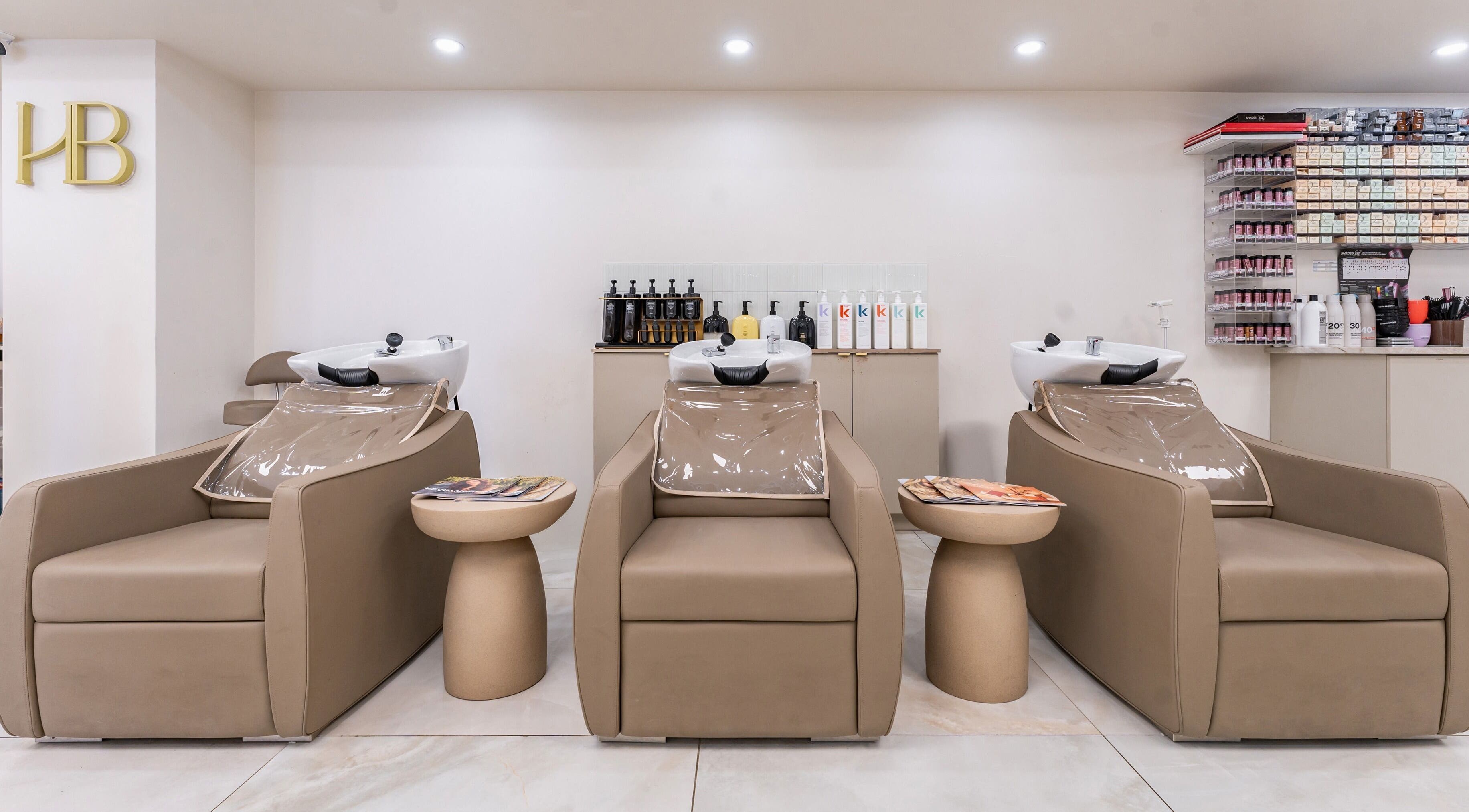 Luxurious salon wash stations at Haute Beauté, Laval, Québec, CA, reflecting elegance and comfort.