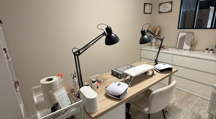 Espace moderne chez Clo.nails_ à Saint-pierre-des-corps, Centre-val De Loire, FR, avec table de manucure.