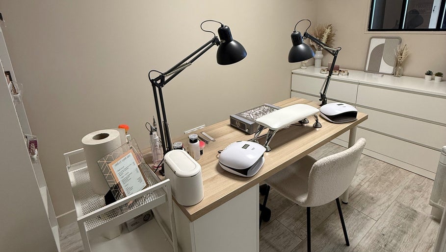 Intérieur élégant du studio Clo.nails_ à Saint-pierre-des-corps, Centre-val De Loire, FR, avec poste de manucure.