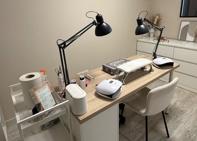 Intérieur élégant du studio Clo.nails_ à Saint-pierre-des-corps, Centre-val De Loire, FR, avec poste de manucure.