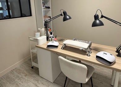 Espace manucure moderne chez Clo.nails_ à Saint-pierre-des-corps, Centre-val De Loire, FR.