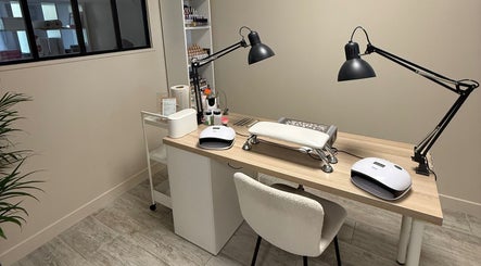 Espace manucure moderne chez Clo.nails_ à Saint-pierre-des-corps, Centre-val De Loire, FR.