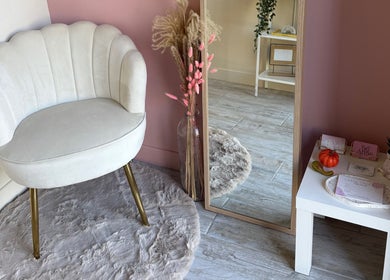 Salon cosy de Clo.nails_ à Saint-pierre-des-corps, Centre-val De Loire, FR, avec fauteuil élégant et déco raffinée.