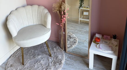 Salon cosy de Clo.nails_ à Saint-pierre-des-corps, Centre-val De Loire, FR, avec fauteuil élégant et déco raffinée.