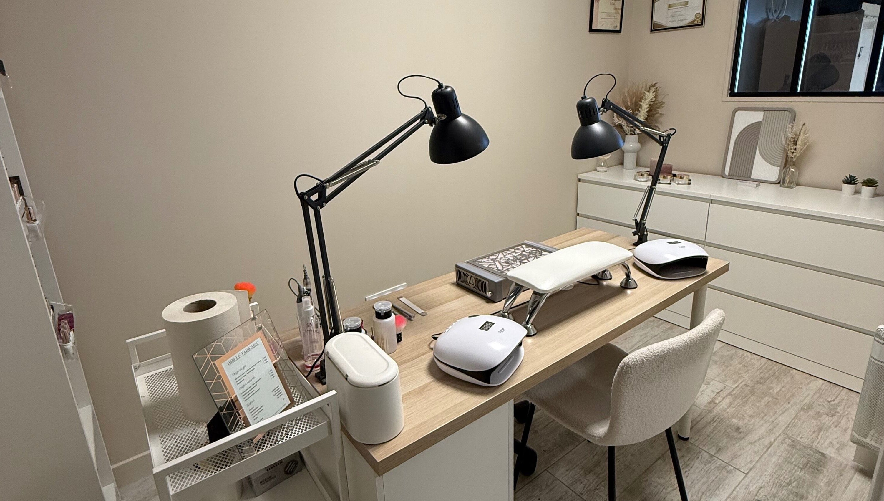 Table de manucure à Clo.Nails, Saint-pierre-des-corps, Centre-val De Loire, FR avec équipements modernes.