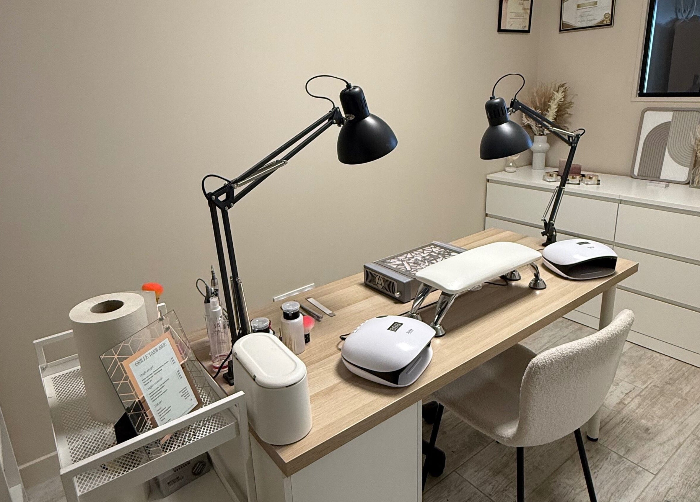 Table de manucure à Clo.Nails, Saint-pierre-des-corps, Centre-val De Loire, FR avec équipements modernes.