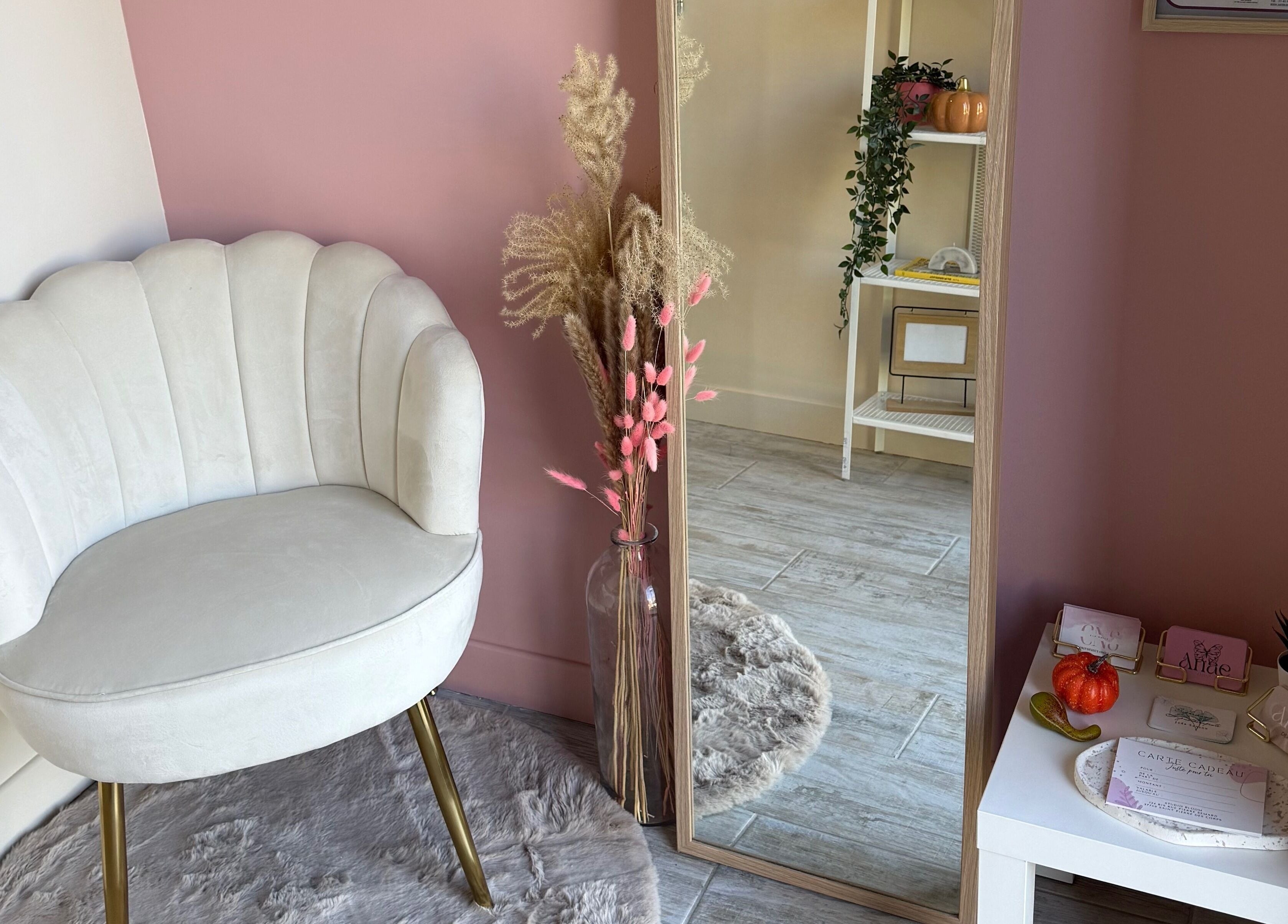 Coin détente chez Clo.Nails, fauteuil blanc à Saint-pierre-des-corps, Centre-val De Loire, FR.