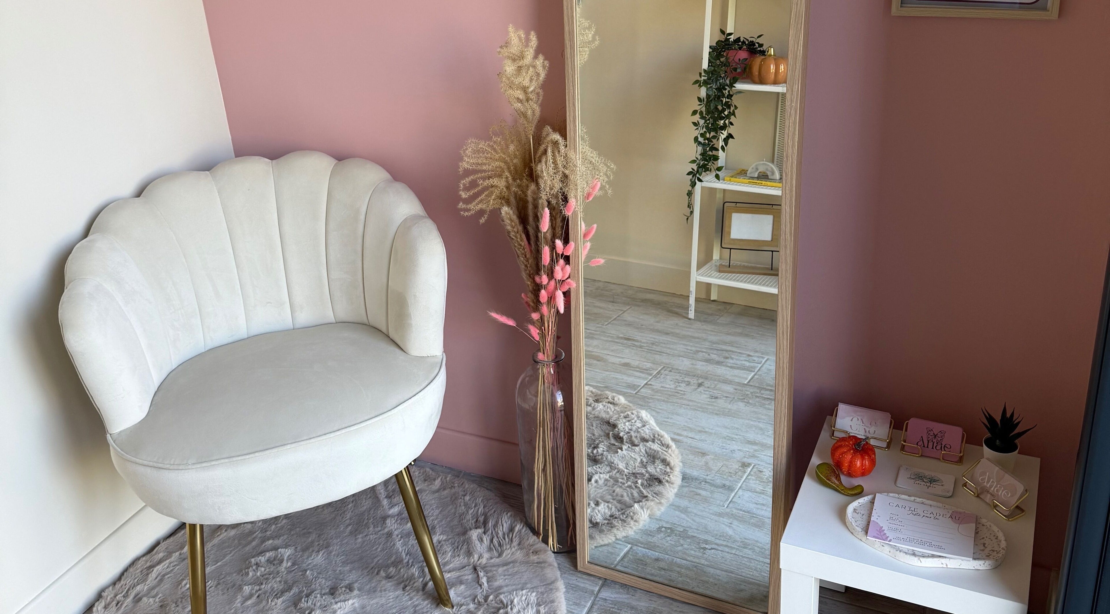 Coin détente chez Clo.Nails, fauteuil blanc à Saint-pierre-des-corps, Centre-val De Loire, FR.