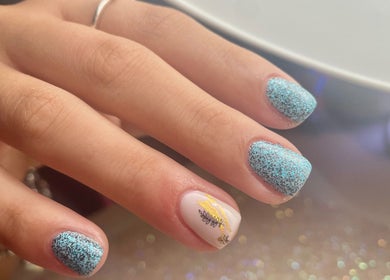 Manicura con diseño azul brillante en LT Nails, Bayamón, Bayamón, PR.