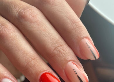 Arte de uñas moderno en LT Nails, Bayamón, Bayamón, PR con esmalte rojo y detalles negros únicos.