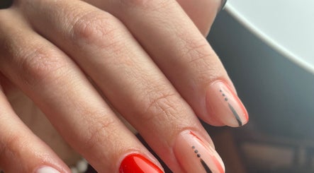 Arte de uñas moderno en LT Nails, Bayamón, Bayamón, PR con esmalte rojo y detalles negros únicos.
