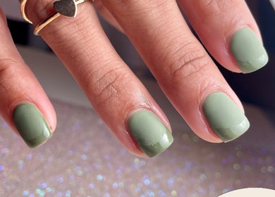 Manicura verde elegante de LT Nails en Bayamón, Bayamón, PR, muestra uñas bien cuidadas con tonos modernos.