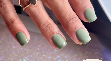 Manicura verde elegante de LT Nails en Bayamón, Bayamón, PR, muestra uñas bien cuidadas con tonos modernos.