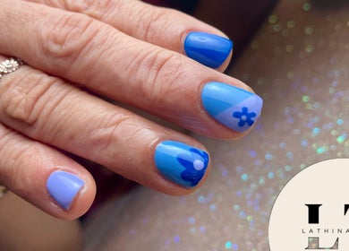 Uñas decoradas con diseño floral azul en LT Nails, Bayamón, Bayamón, PR.