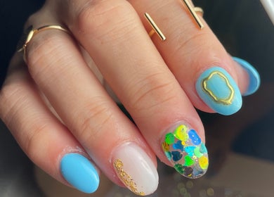 Uñas decoradas con diseños creativos y colores azul en LT Nails, Bayamón, Bayamón, PR.