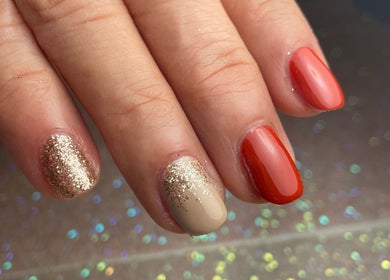 Uñas con esmalte dorado y rojo en LT Nails, Bayamón, Bayamón, PR, mostrando estilo y brillo.