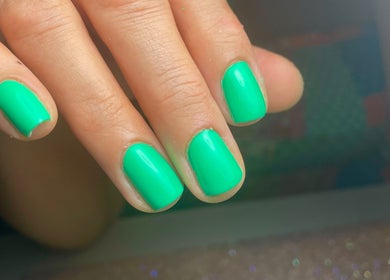 Uñas con esmalte verde brillante en LT Nails, Bayamón, Bayamón, PR; servicio de manicura profesional.