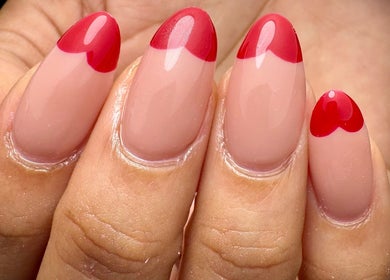 Uñas con diseño de corazón rojo de LT Nails en Bayamón, Bayamón, PR. Elegancia y estilo garantizados.